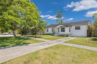 6830 N Waterway Dr in Miami, FL - Building Photo - Building Photo