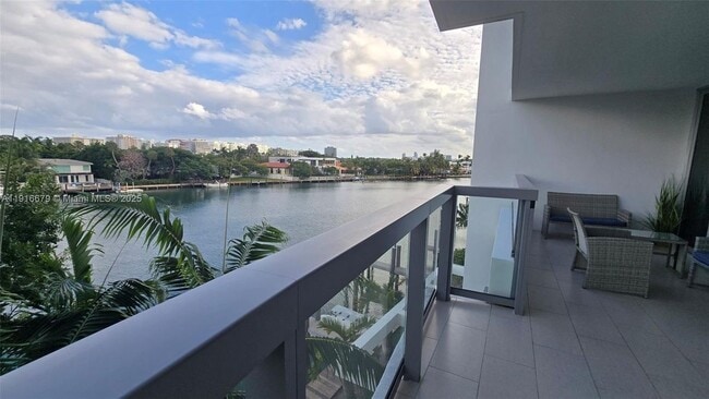 9261 E Bay Harbor Dr in Bay Harbor Islands, FL - Building Photo - Building Photo