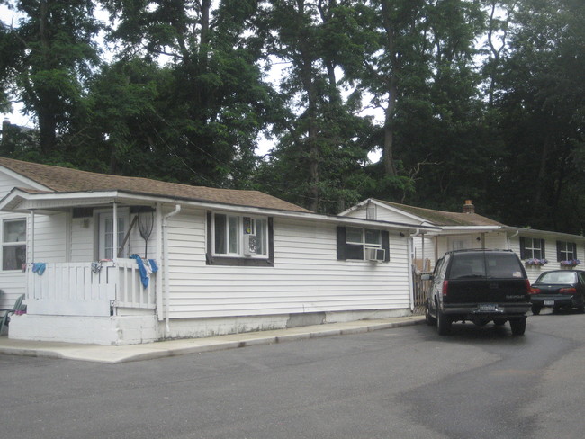 188 Hallock Landing Rd in Rocky Point, NY - Building Photo - Building Photo