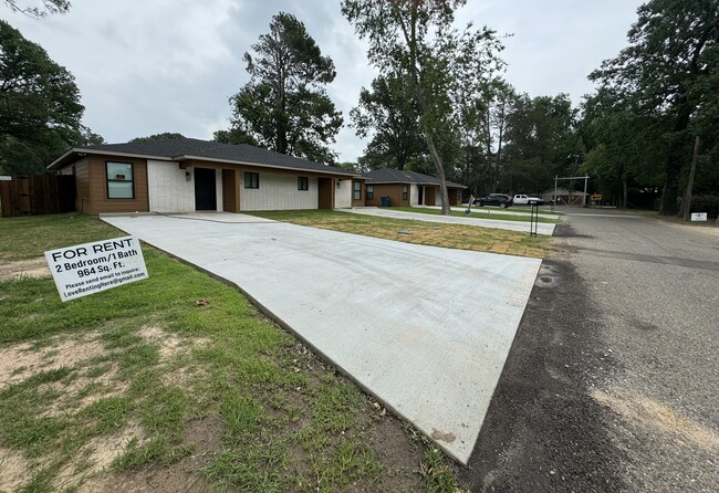 1327 Bunny Rabbit Rd in Athens, TX - Foto de edificio - Building Photo