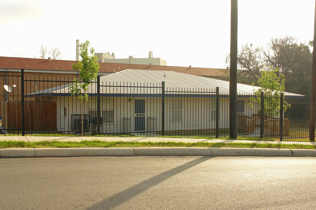 Peery Plaza in San Antonio, TX - Foto de edificio - Building Photo