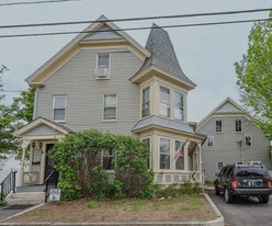 15 Pleasant St in Farmington, NH - Building Photo