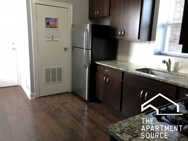 4810 W Armitage Ave in Chicago, IL - Foto de edificio - Building Photo