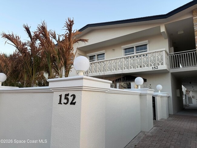 154 Crescent Beach Dr, Unit 1 in Cocoa Beach, FL - Foto de edificio - Building Photo