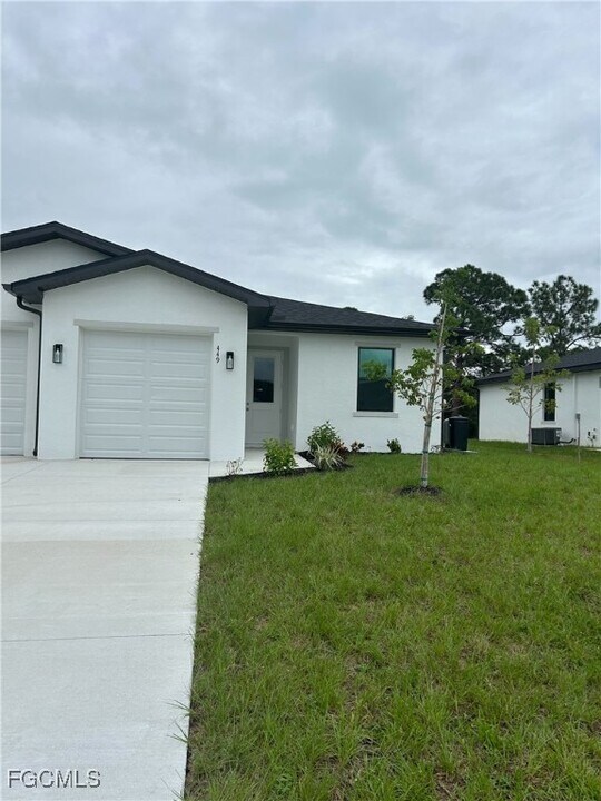 449 Bell Blvd in Lehigh Acres, FL - Building Photo