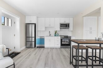 112 W Main St in Barnstable, MA - Building Photo - Building Photo