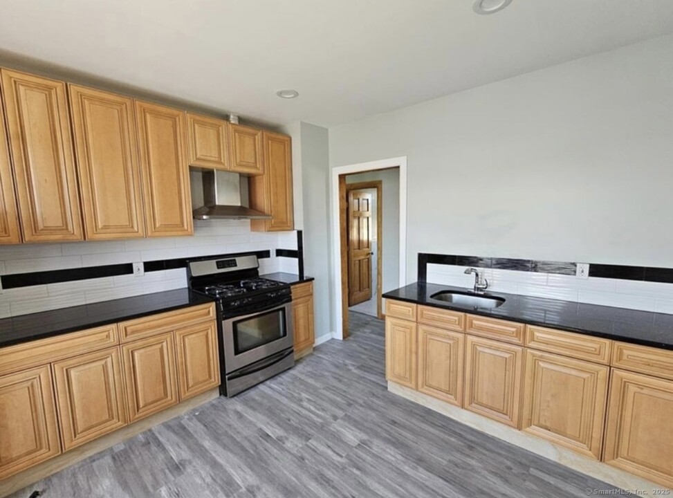 704 Central Ave in Bridgeport, CT - Building Photo