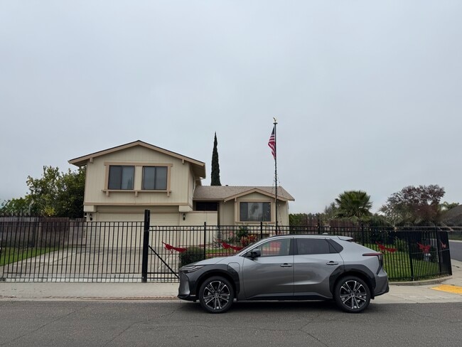 7435 Patero Cir in Sacramento, CA - Foto de edificio - Building Photo