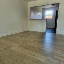 1102 NW 100th Terrace in Miami, FL - Building Photo - Building Photo