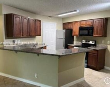 9999 Summerbreeze Dr in Sunrise, FL - Building Photo