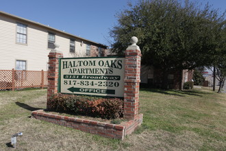 Haltom Oaks Apartments in Haltom City, TX - Foto de edificio - Building Photo