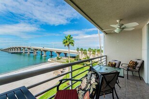 5701 Bahia Del Mar Cir N in St. Petersburg, FL - Building Photo