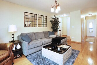 676 Cross Creek Dr N in Roselle, IL - Foto de edificio - Building Photo
