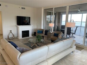 2090 W First St in Ft. Myers, FL - Foto de edificio - Building Photo