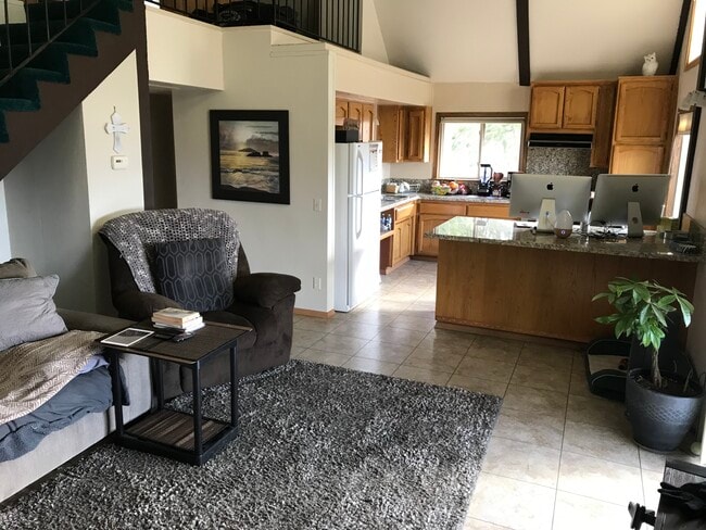 23740 Lakeview Dr in Tehachapi, CA - Foto de edificio - Building Photo