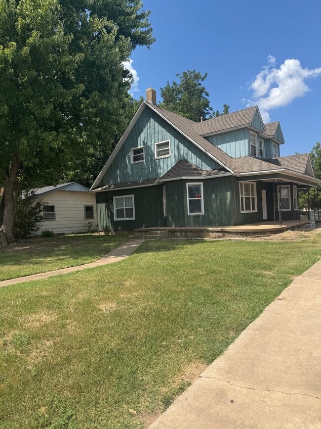 property at 2424 W Oklahoma Ave