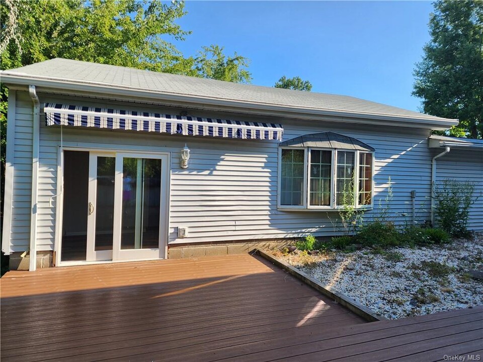 373 Ehrhardt Rd-Unit -1 in Pearl River, NY - Foto de edificio