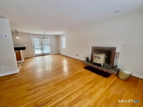 32 Latimer Dr in East Lyme, CT - Building Photo - Building Photo