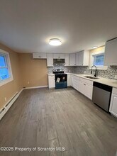 129 S Blakely St in Dunmore, PA - Foto de edificio - Building Photo