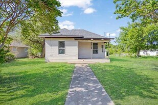 407 Bonham St in Tom Bean, TX - Building Photo