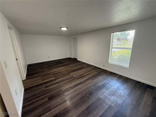 420 Fairfax Dr in Ft. Myers, FL - Foto de edificio - Building Photo