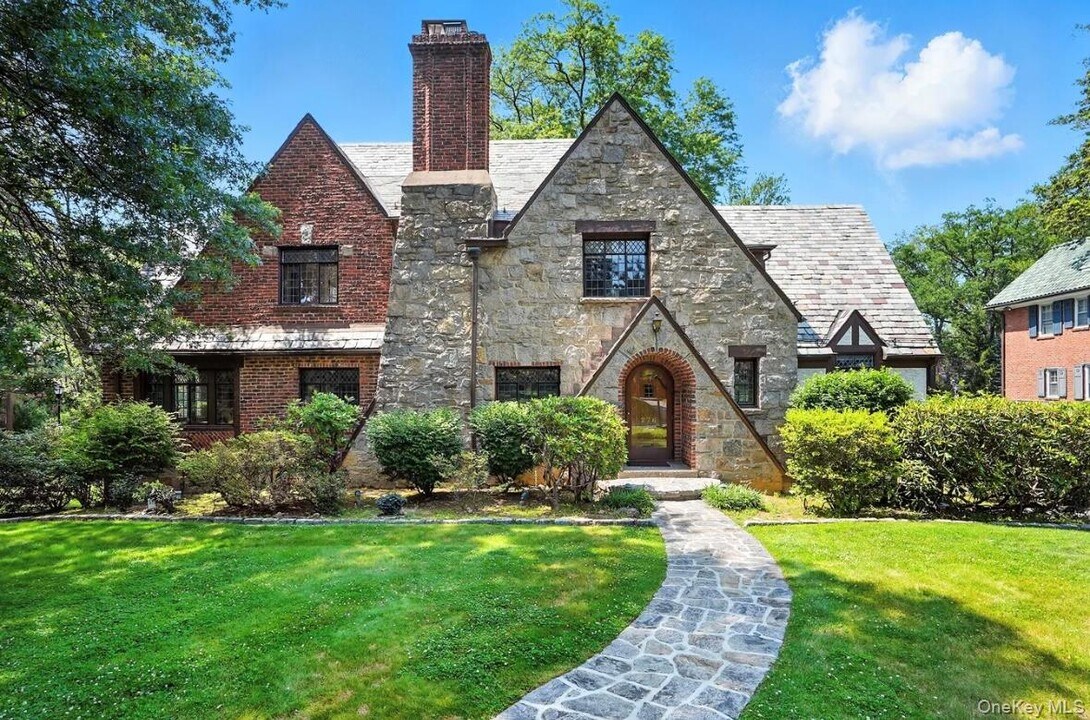 276 Overlook Rd in New Rochelle, NY - Building Photo
