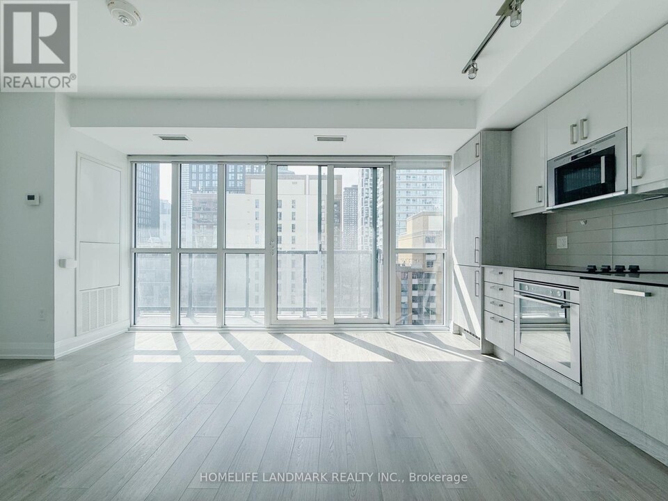 77-1177 Mutual St in Toronto, ON - Building Photo
