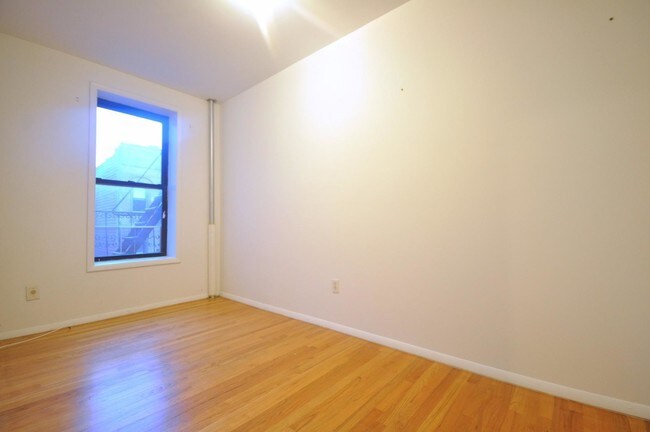 329 E 94th St in New York, NY - Building Photo - Building Photo