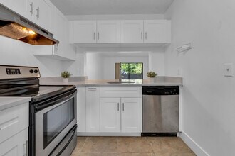 1224 S Military Trail in Deerfield Beach, FL - Building Photo - Building Photo