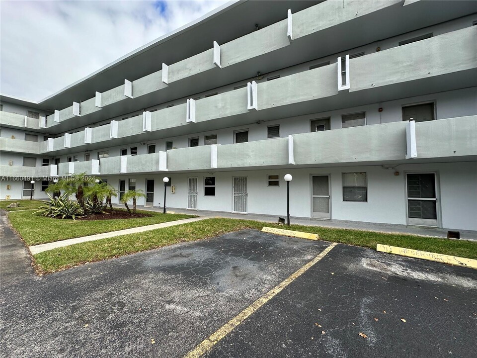 1351 NE 191st St in Miami, FL - Building Photo