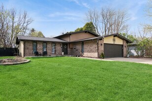 407 Greenfield Rd in Shorewood, IL - Building Photo