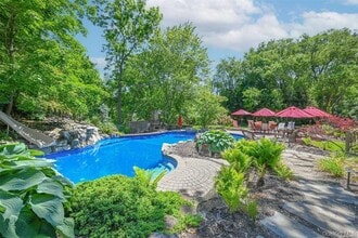 9 Lone Hill Pl in Dix Hills, NY - Building Photo - Building Photo