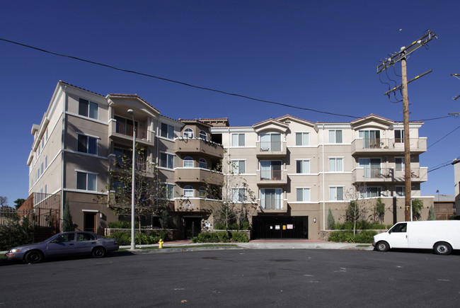 El Dorado Apartments in Sylmar, CA - Foto de edificio - Building Photo