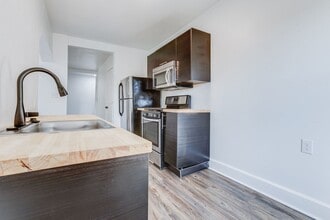 826 E Warrington Ave, Unit Apt 2 in Pittsburgh, PA - Foto de edificio - Building Photo