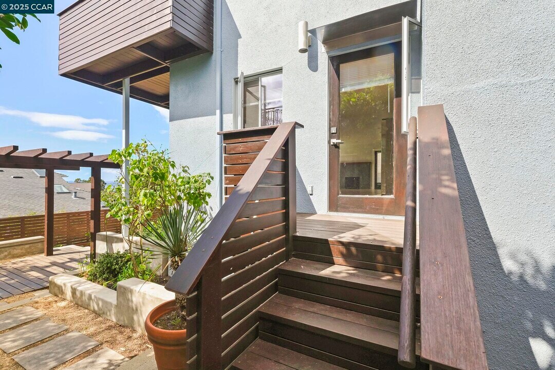 32 Kenilworth Dr in Kensington, CA - Building Photo