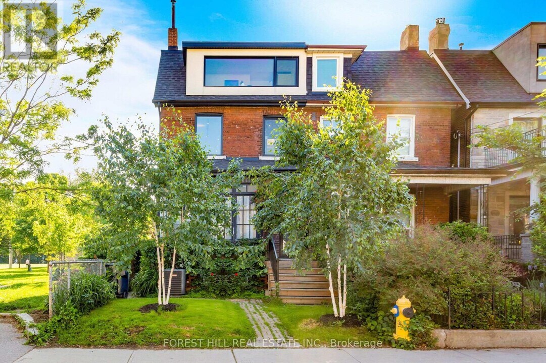 148 Gore Vale Ave in Toronto, ON - Building Photo