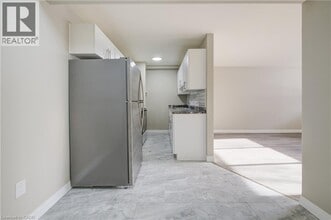 82 Elgin St S in Cambridge, ON - Building Photo - Building Photo