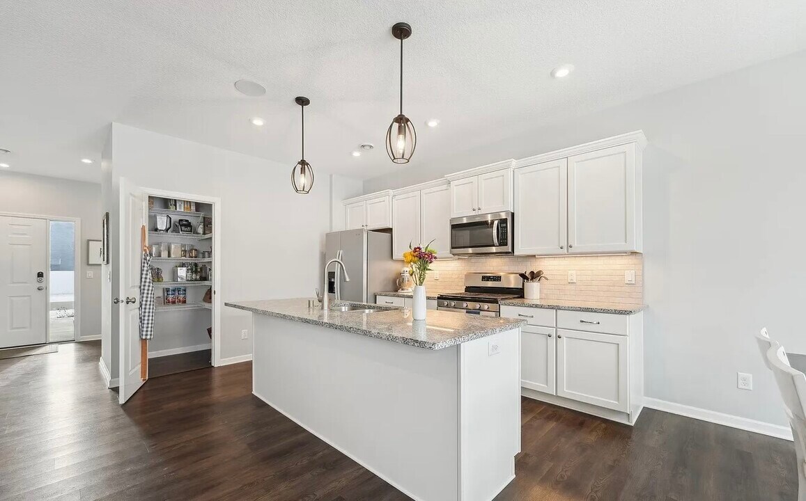 6947 Royal Hunt Ridge Dr in Riverside, CA - Building Photo