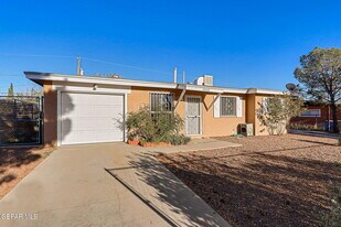 10068 Oakwood Dr in El Paso, TX - Building Photo