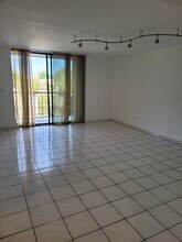 8615 NW 8th St, Unit 402 in Miami, FL - Building Photo - Building Photo