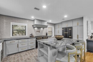 801 N 3rd St in Bellaire, TX - Building Photo