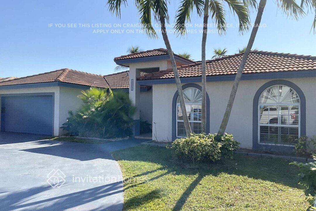 15242 SW 138th Terrace in Miami, FL - Foto de edificio