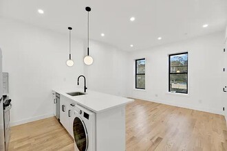 341 Bradford St in Brooklyn, NY - Foto de edificio - Building Photo
