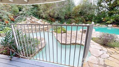 4121 Hayvenhurst Dr in Los Angeles, CA - Building Photo - Building Photo