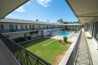 4410 W Martin Luther King Jr Blvd in Los Angeles, CA - Foto de edificio - Building Photo