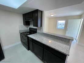 4052 Bayshore Dr in Naples, FL - Building Photo