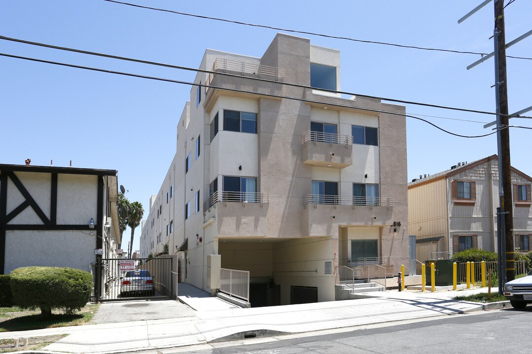 6816 Independence Ave in Canoga Park, CA - Foto de edificio