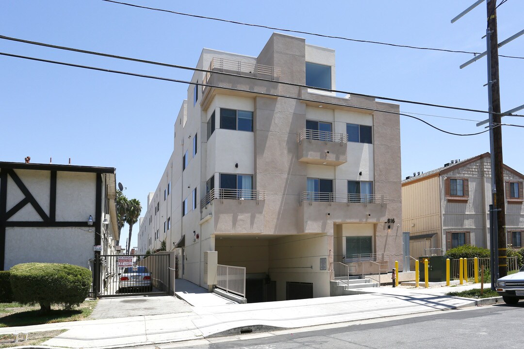 6816 Independence Ave in Canoga Park, CA - Building Photo