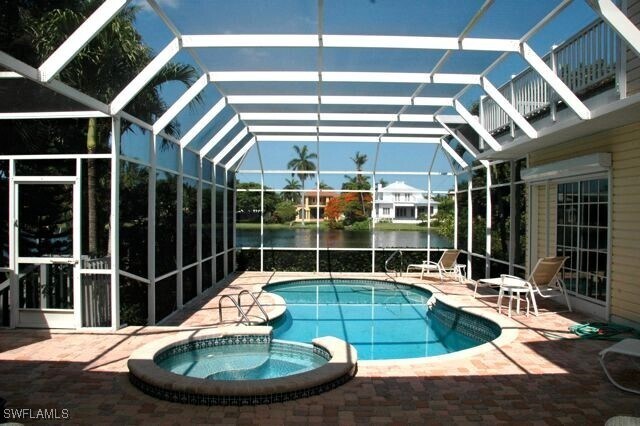 590 E Lake Dr in Naples, FL - Foto de edificio