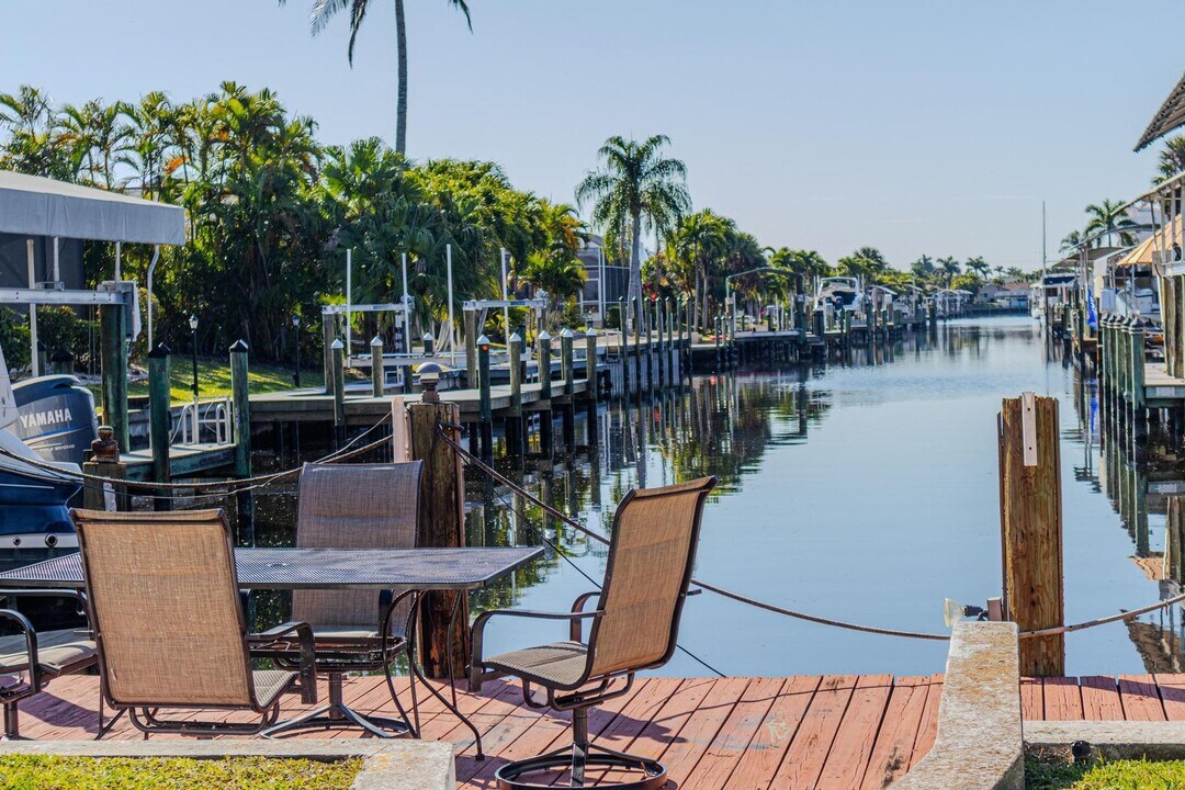 1106 SW 52nd St in Cape Coral, FL - Foto de edificio